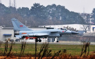 从“争气机”到实战明星，聊聊歼-10那些让你意想不到的本事